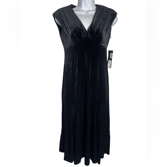 Jones New York Dresses & Skirts - NWT Jones New York dress size‎ 6 petite stunning black velvet dress PERFECT 🖤